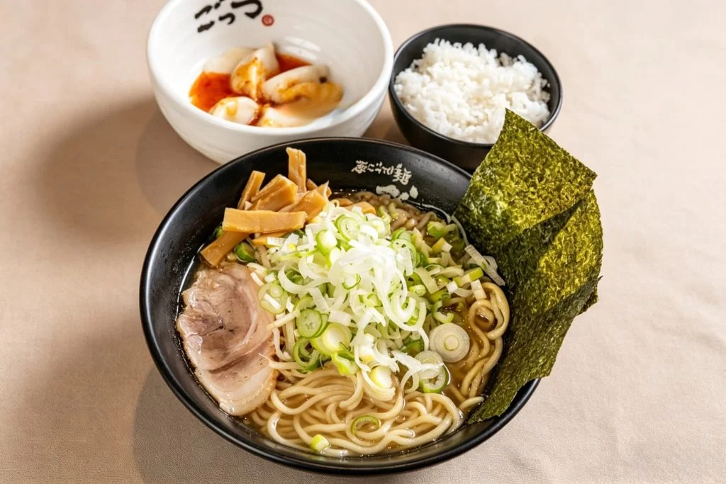 秋葉原で深夜に楽しむ背脂たっぷりラーメンの味わい方