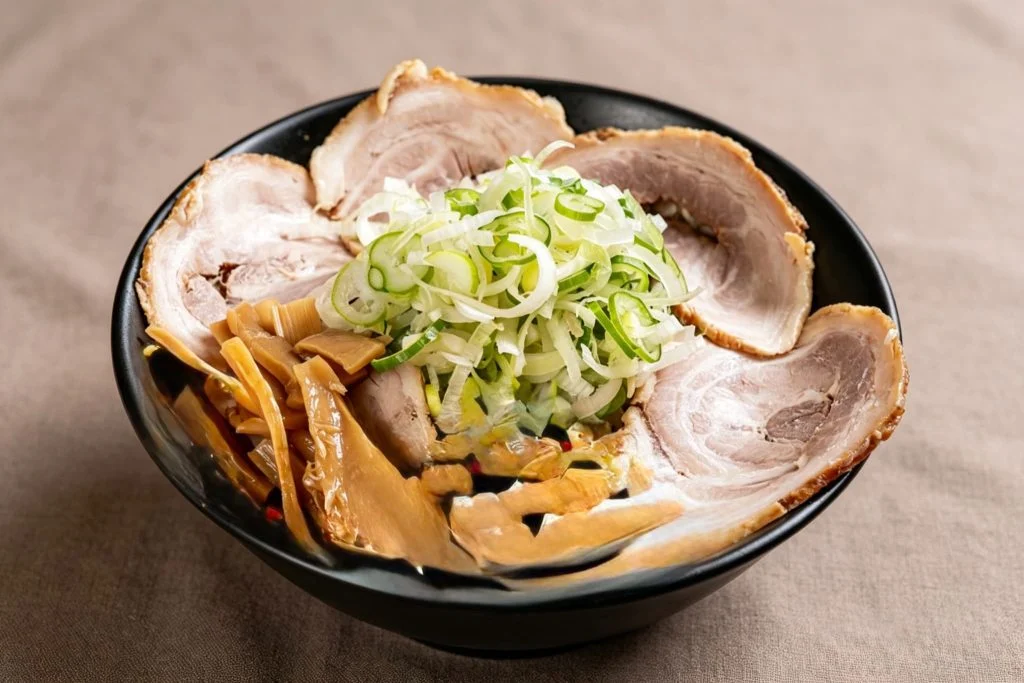 秋葉原で選ぶ背脂ラーメンとチャーシューの一杯