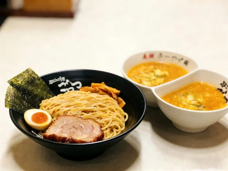 秋葉原の背脂濃厚ラーメン店で味わうつけ麺とまぜそば