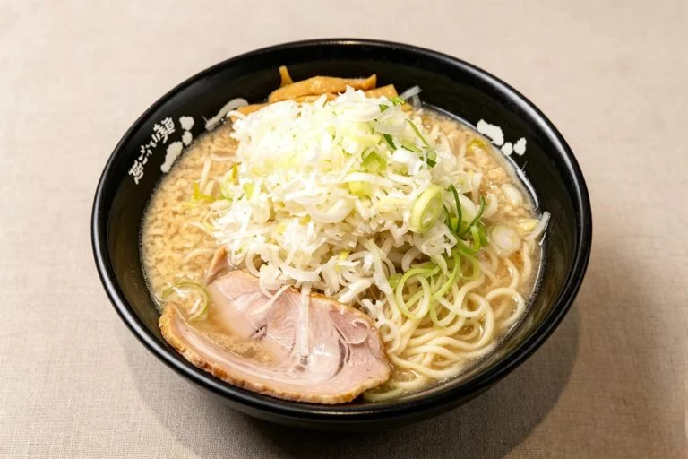 秋葉原の背脂ラーメンと極太縮れ麺を味わう一杯